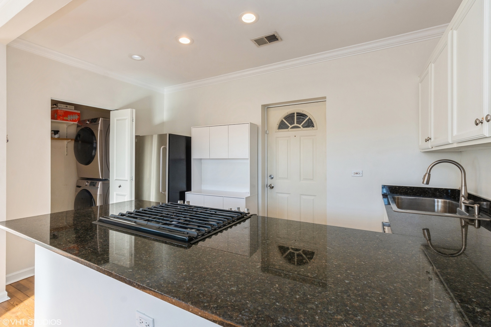 3839 N Western Avenue Unit: 301