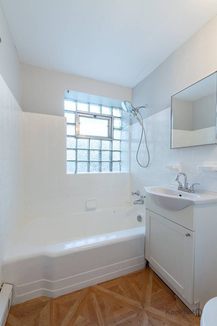 2051 E 72nd Street Unit: 1B