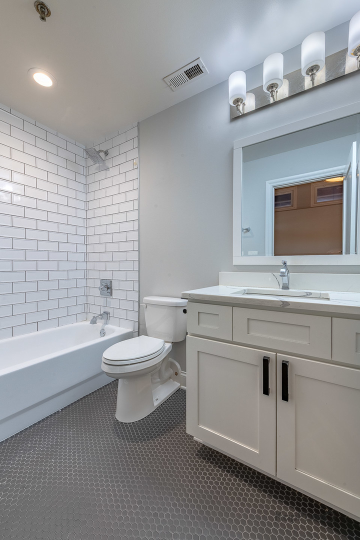 1500 W Monroe Street Unit: 312