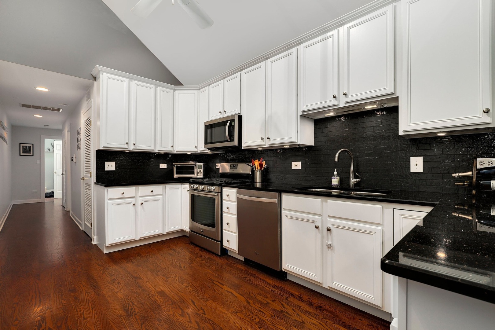 2117 W Evergreen Avenue Unit: 3E