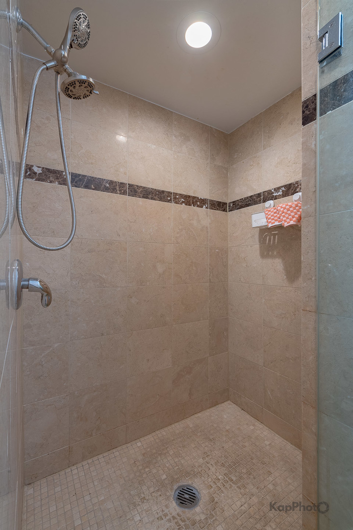 633 E Bowen Avenue Unit: 1W
