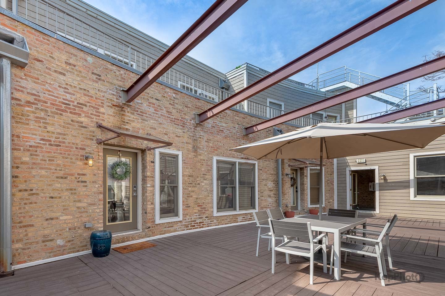 2044 W Roscoe Street Unit: 2S