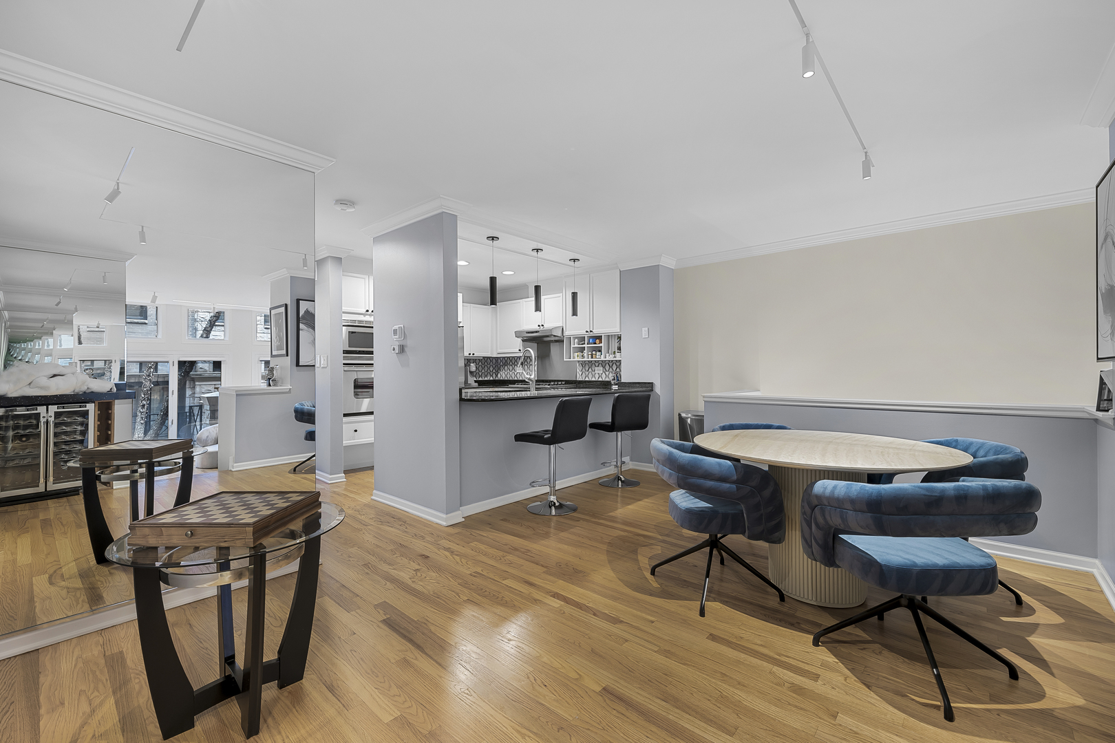 125 W Oak Street Unit: F