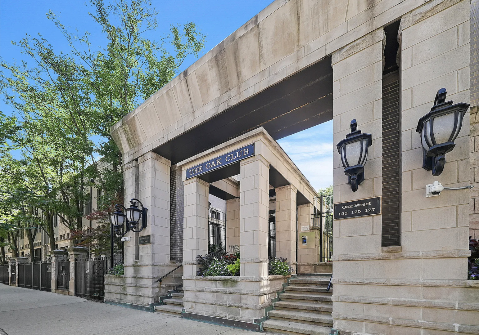 125 W Oak Street Unit: F