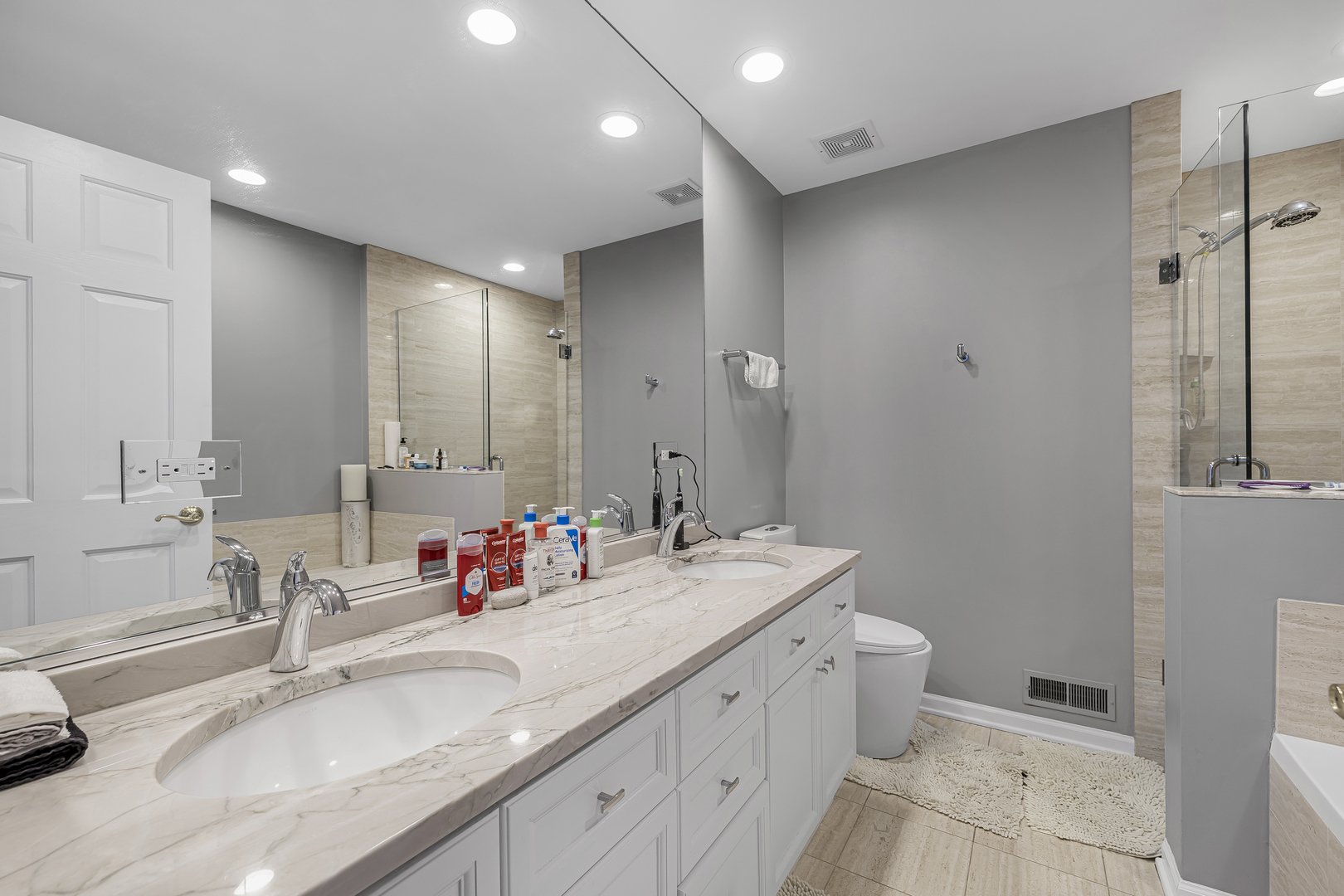 125 W Oak Street Unit: F