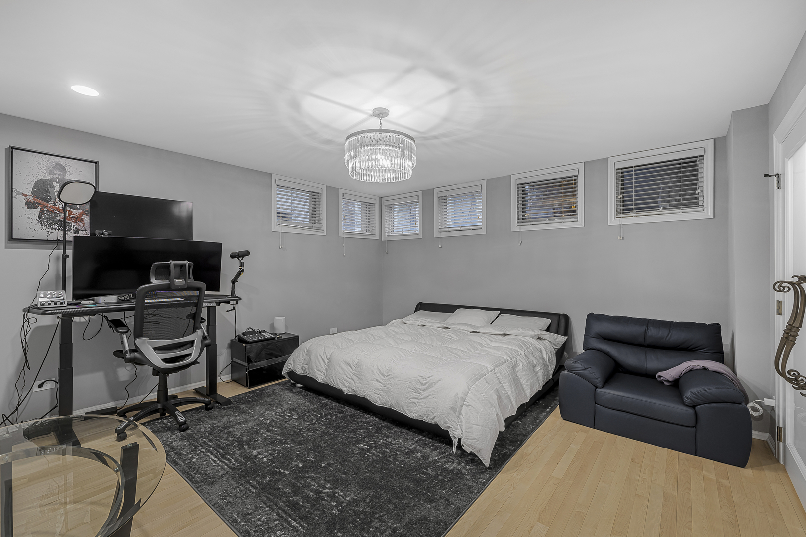 125 W Oak Street Unit: F
