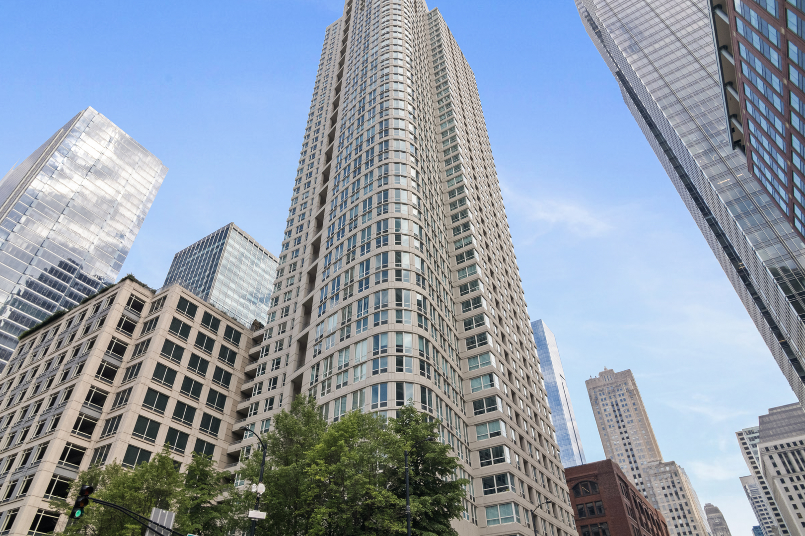 345 N La Salle Drive Unit: 405