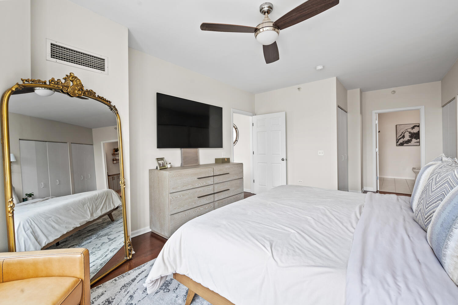 645 N Kingsbury Street Unit: 1906