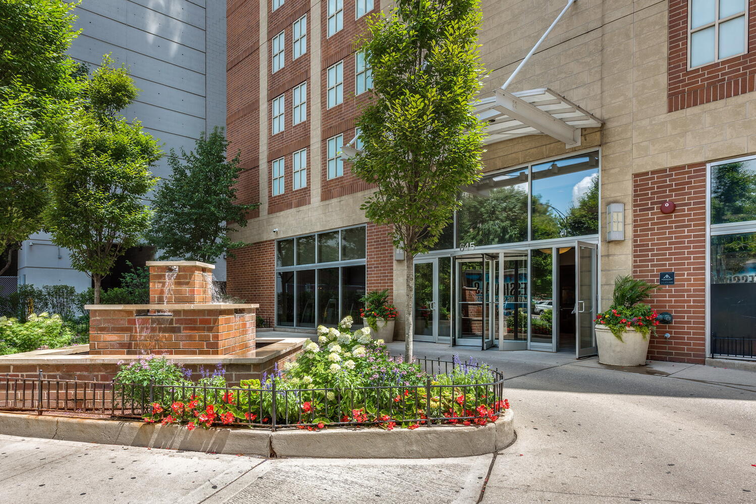 645 N Kingsbury Street Unit: 1906
