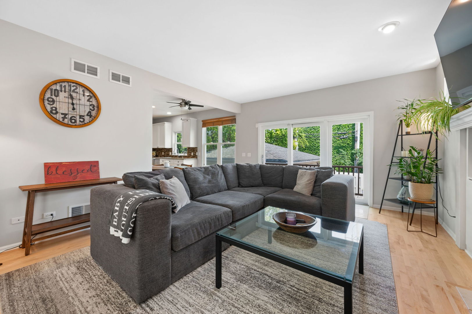 4220 N Kolmar Avenue