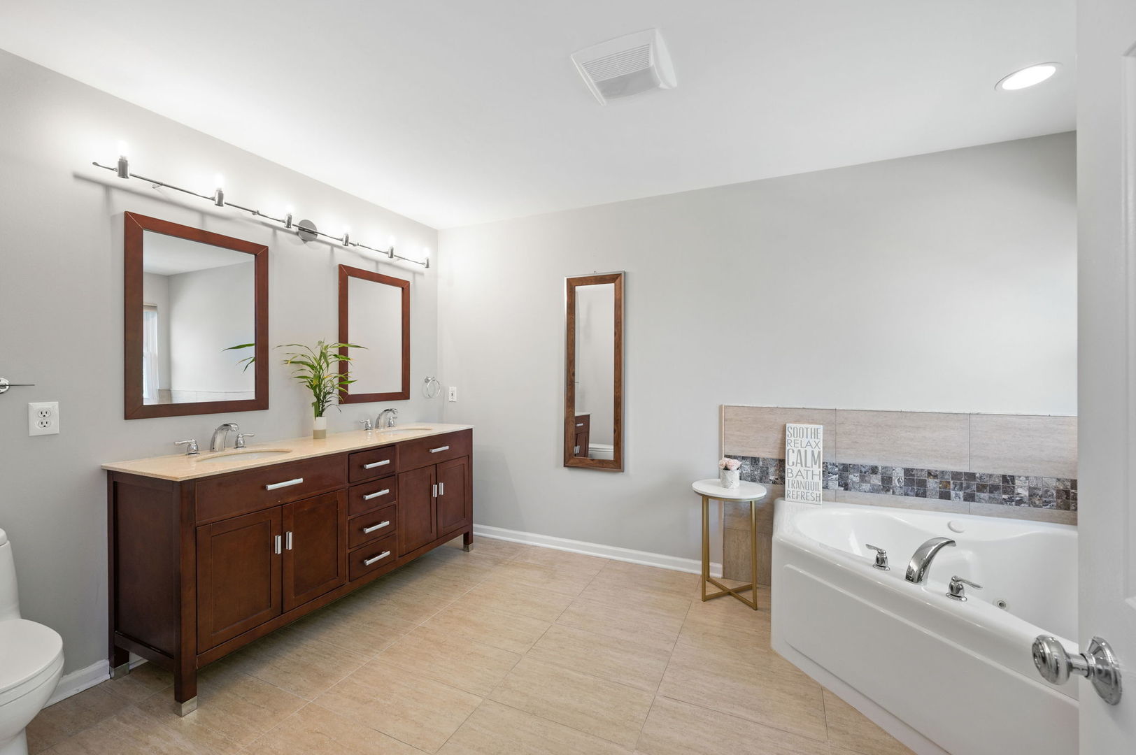 4220 N Kolmar Avenue