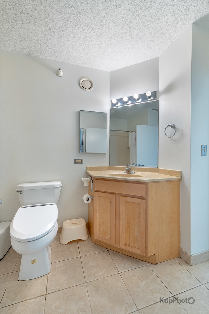 222 N Columbus Drive Unit: 912