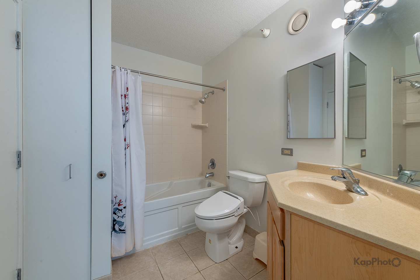 222 N Columbus Drive Unit: 912