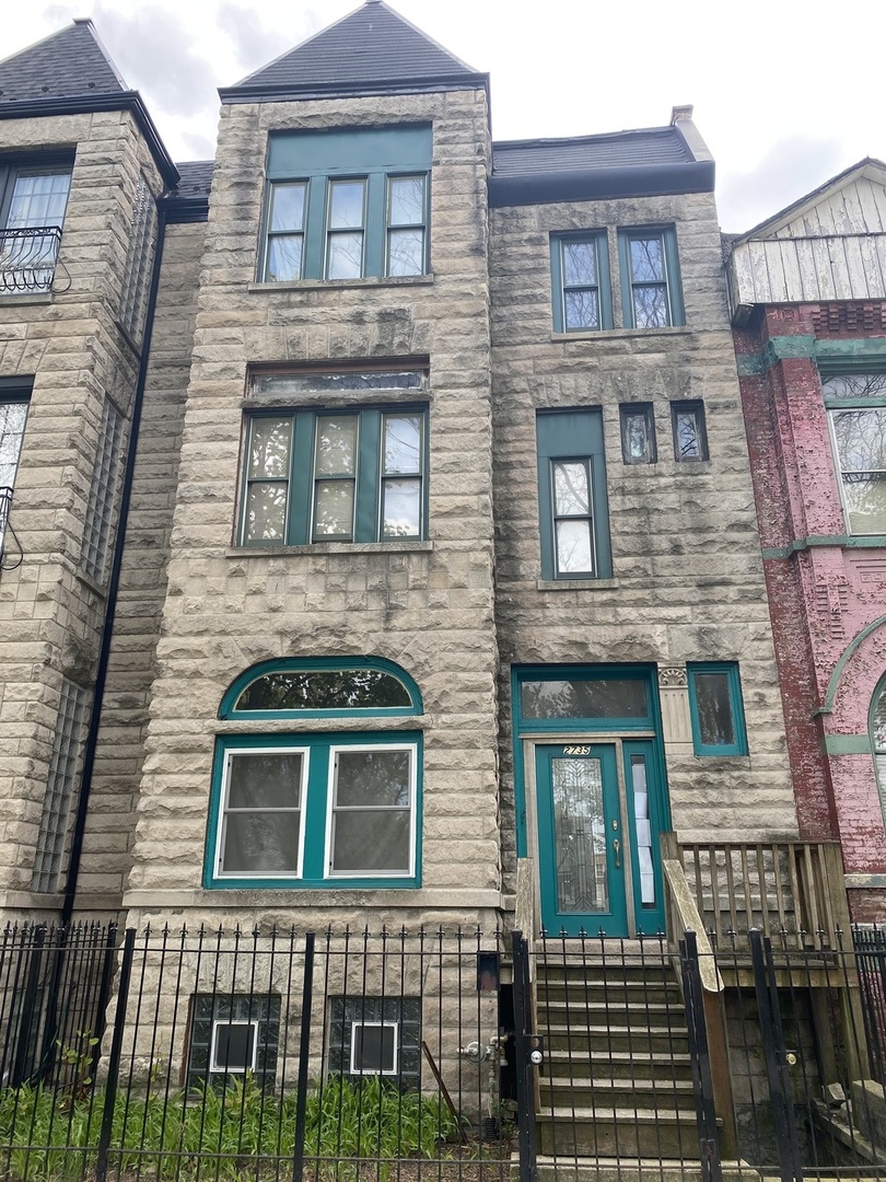 2735 W Washington Boulevard