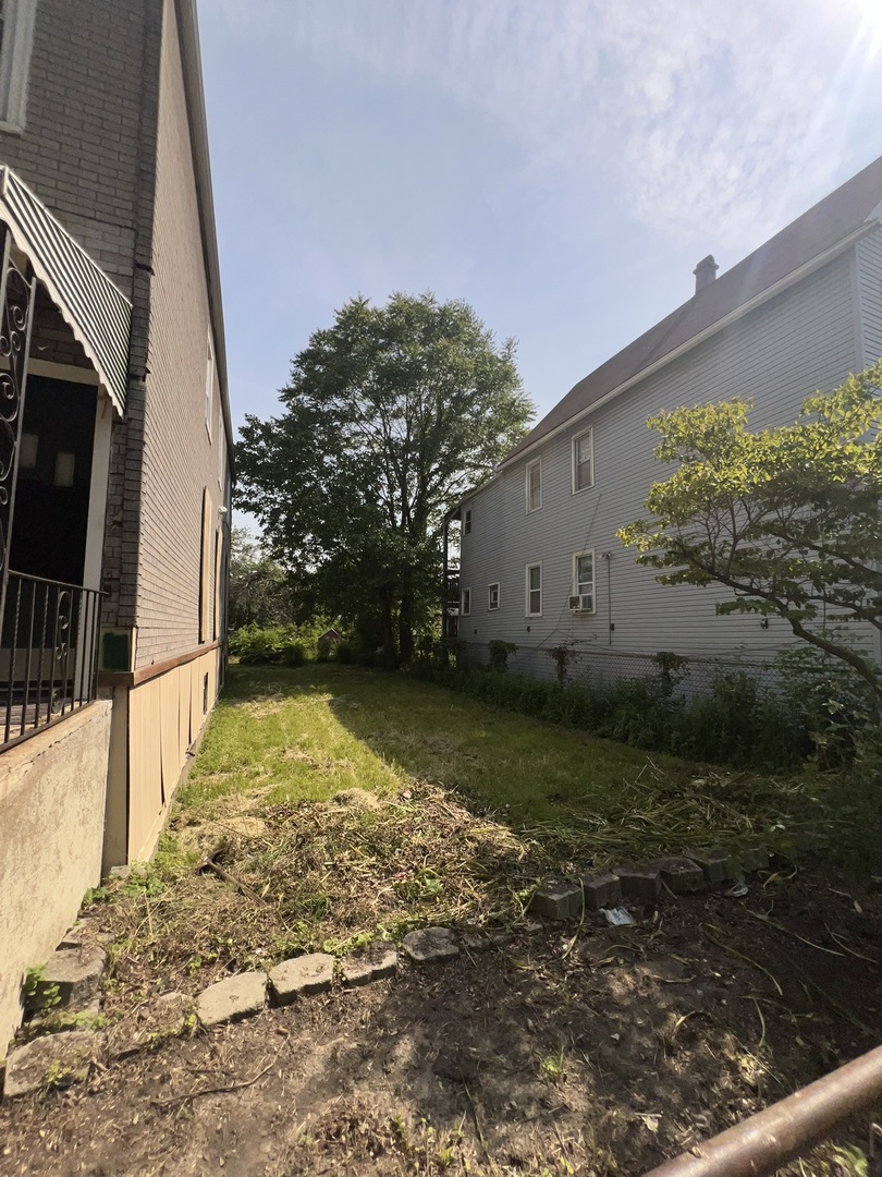 727 W 47th Place