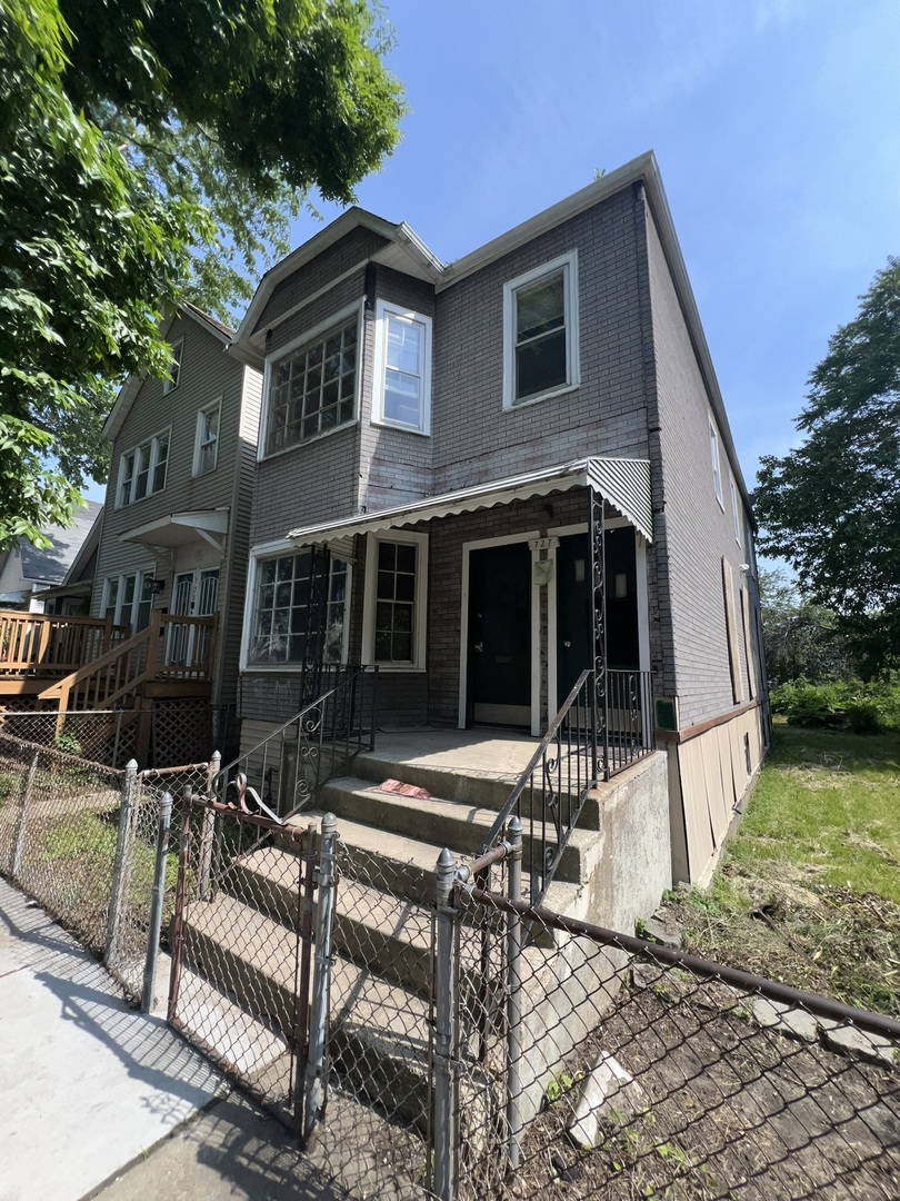 727 W 47th Place