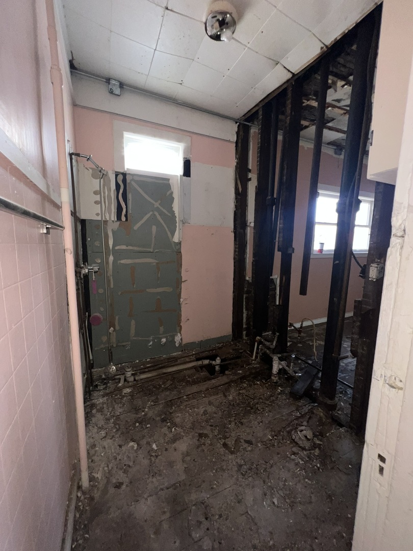 727 W 47th Place