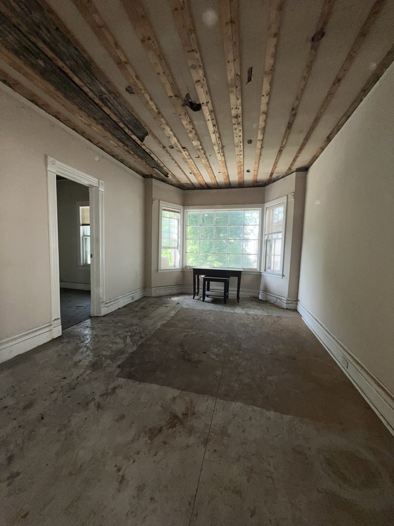 727 W 47th Place