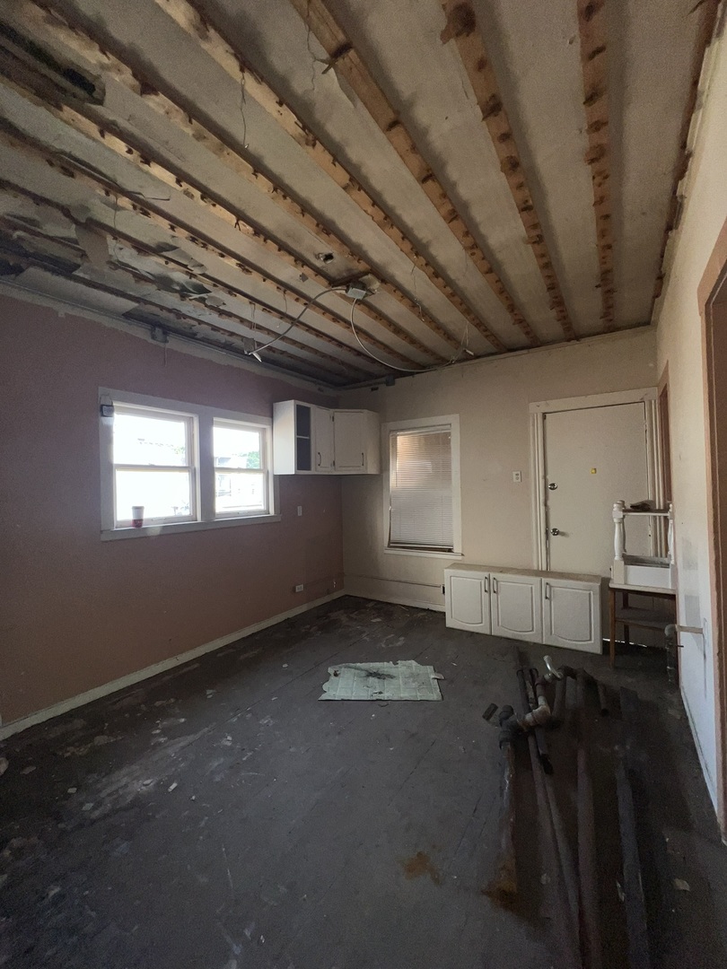 727 W 47th Place