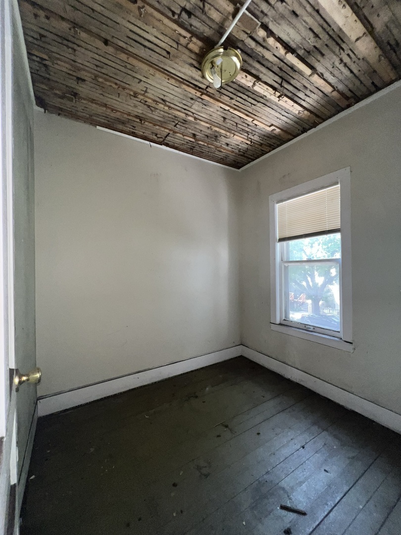 727 W 47th Place