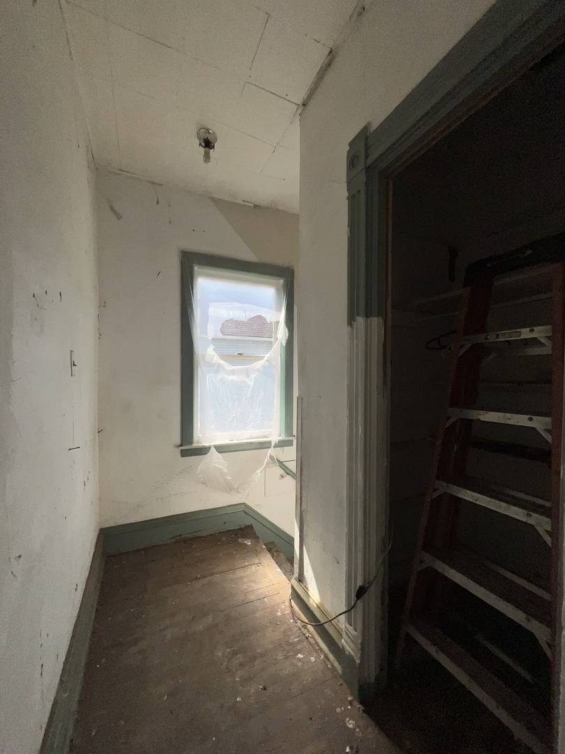 727 W 47th Place