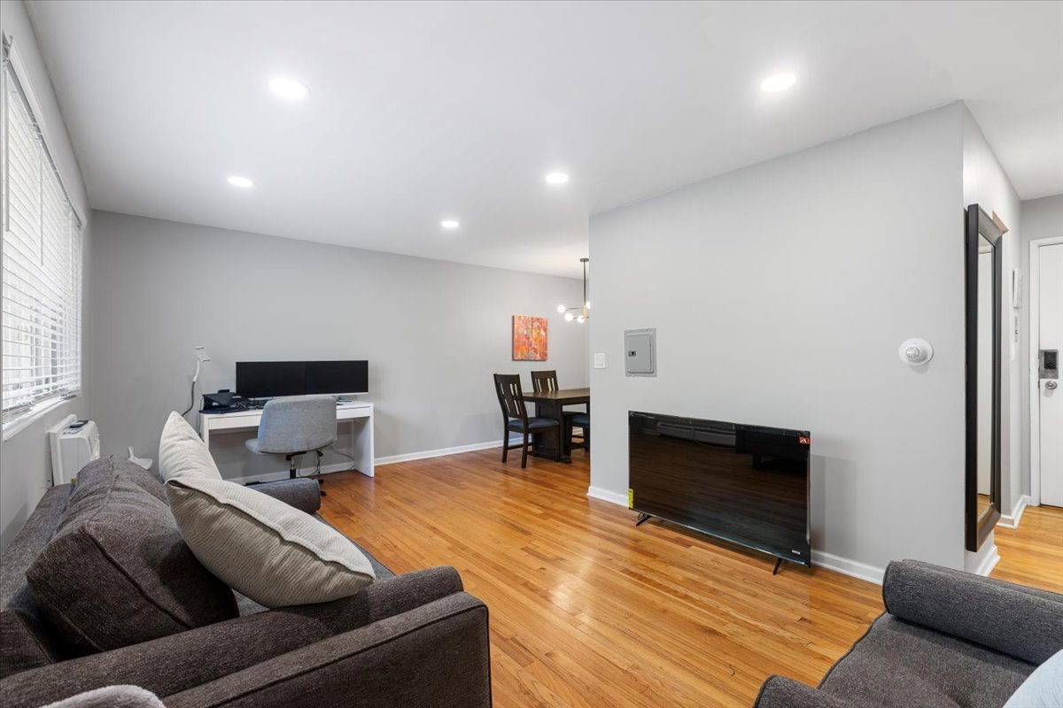 1415 W Lunt Avenue Unit: 402