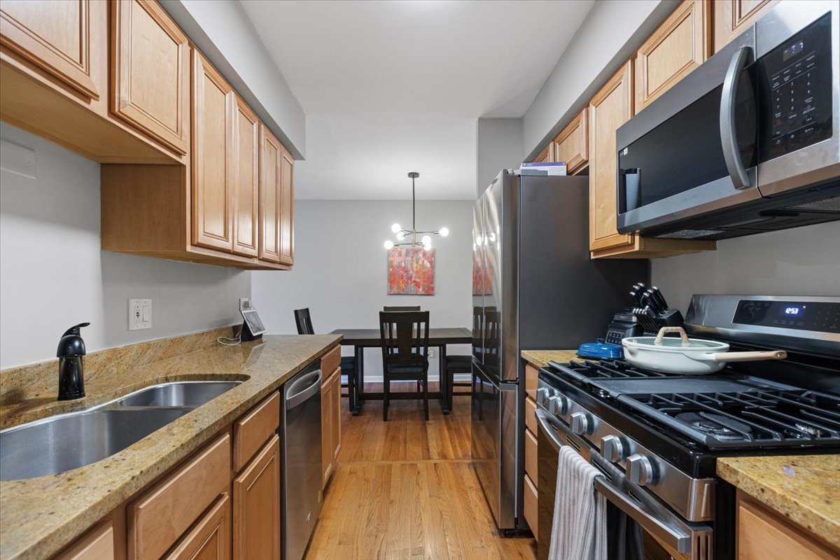 1415 W Lunt Avenue Unit: 402