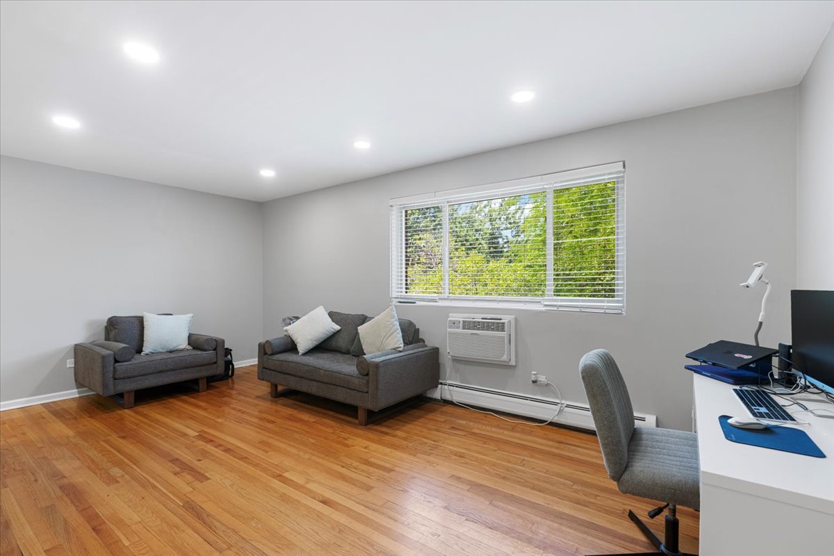 1415 W Lunt Avenue Unit: 402