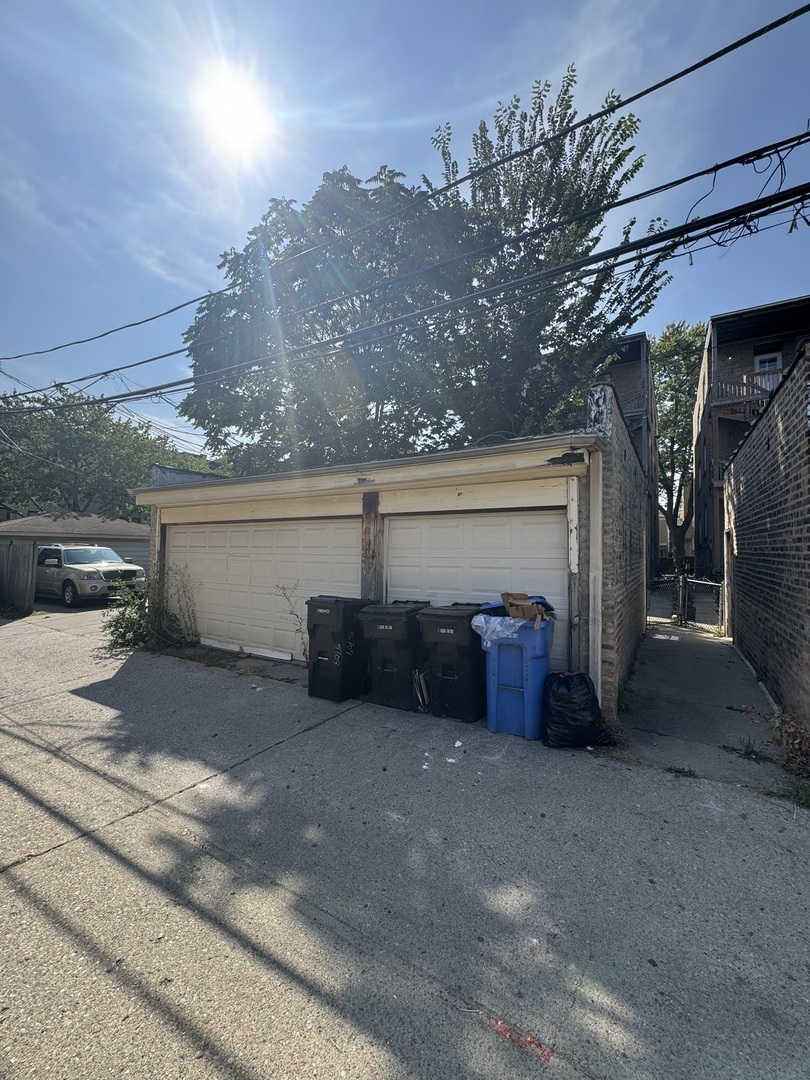 5709 N Spaulding Avenue