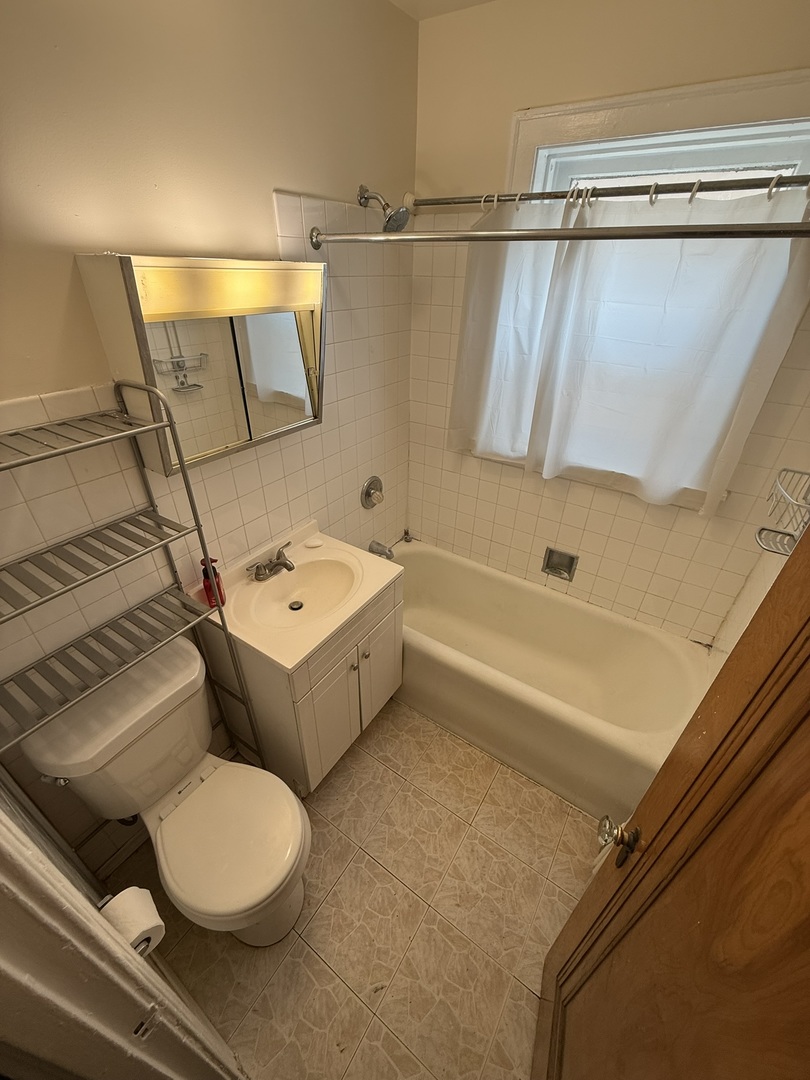 5709 N Spaulding Avenue