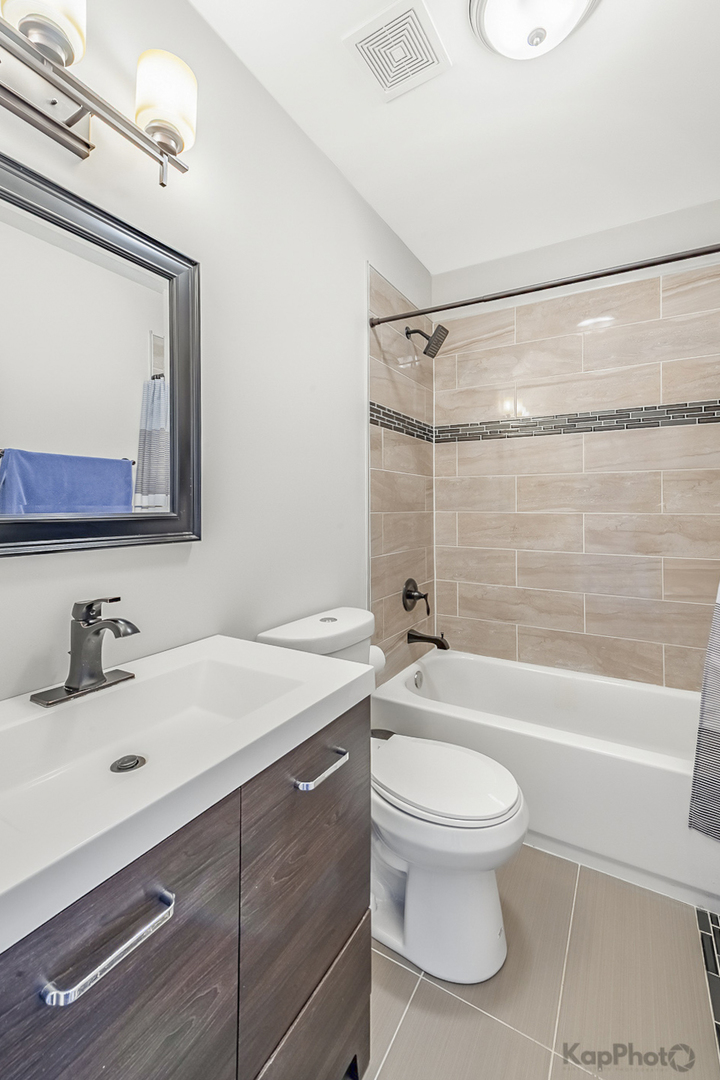 4520 S King Drive Unit: 4B