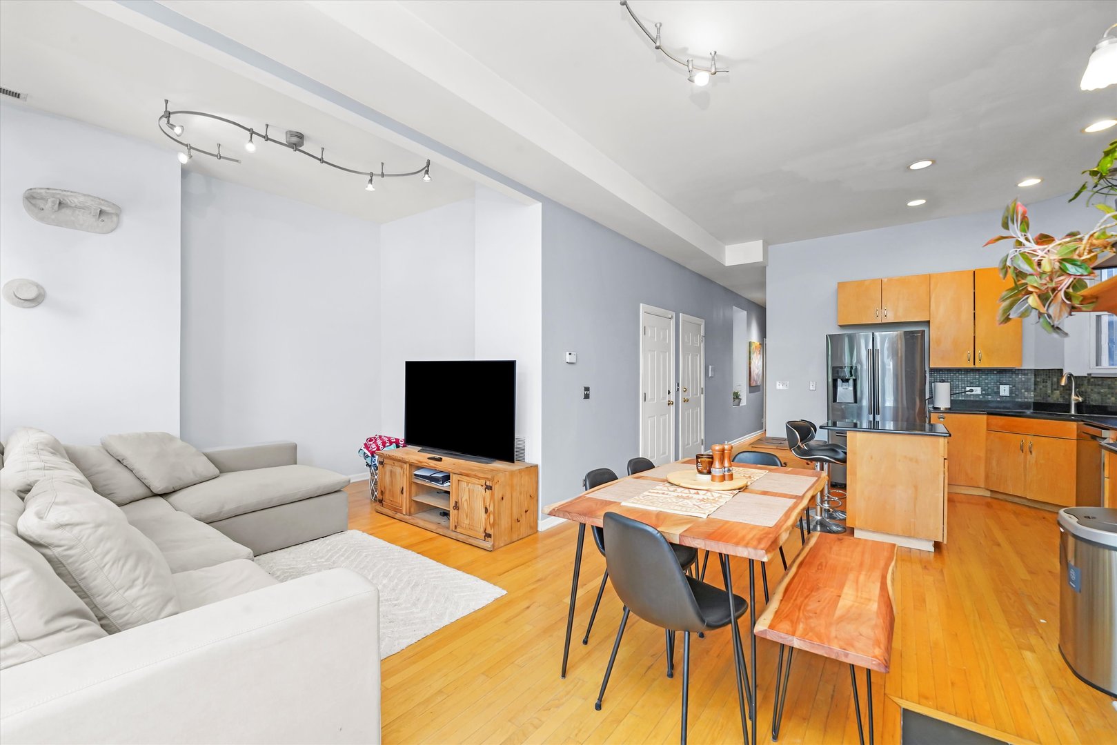 2744 W Haddon Avenue Unit: 2