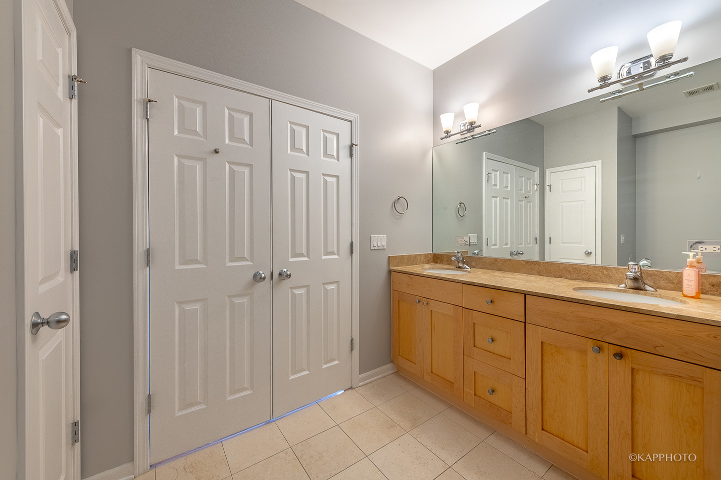 633 E Bowen Avenue Unit: 2E