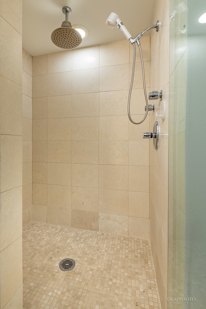 633 E Bowen Avenue Unit: 2E