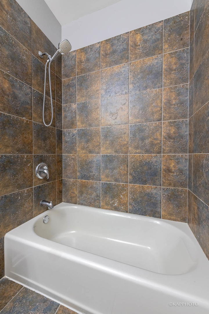 633 E Bowen Avenue Unit: 2E