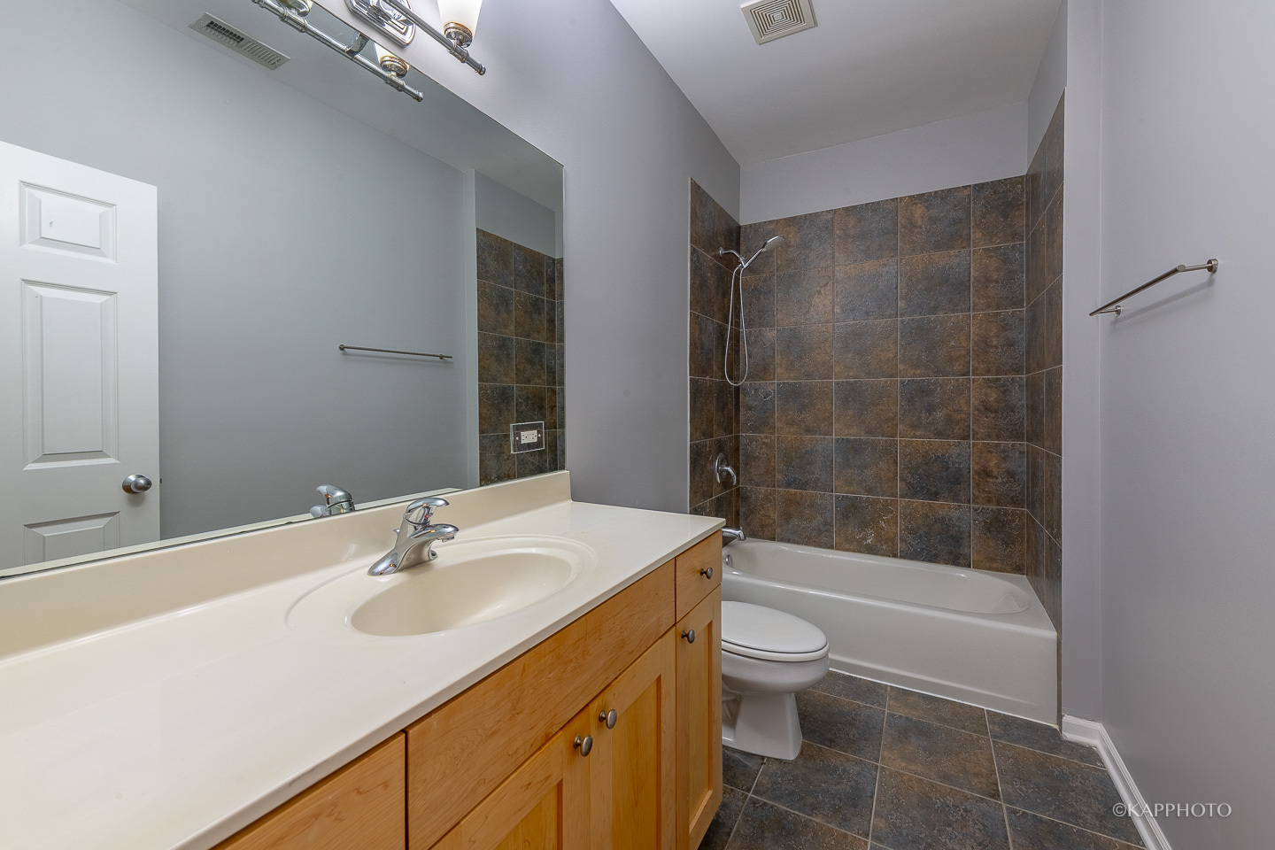 633 E Bowen Avenue Unit: 2E