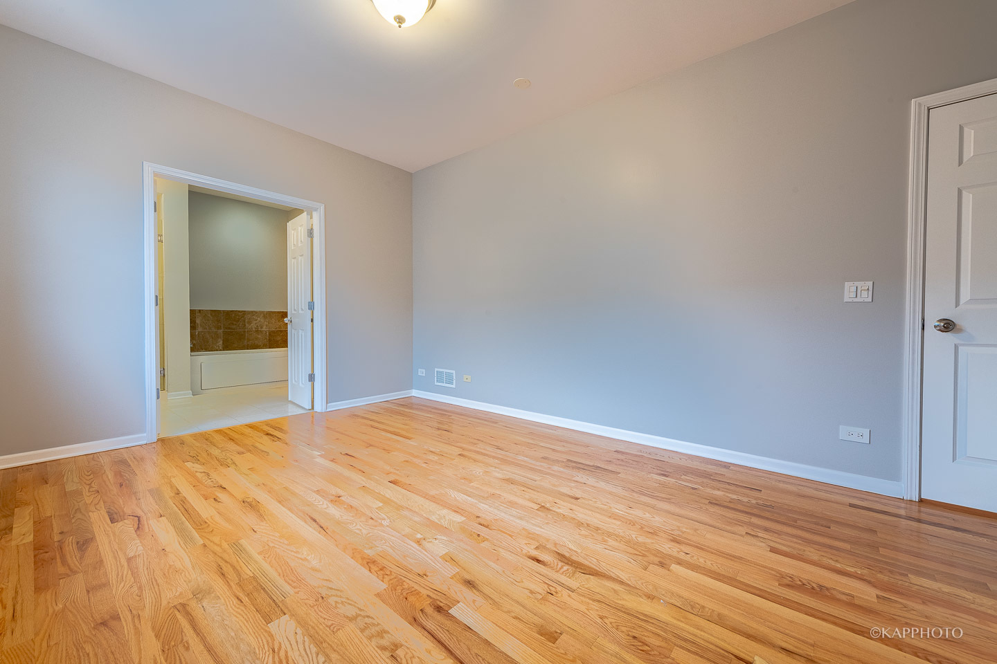 633 E Bowen Avenue Unit: 2E