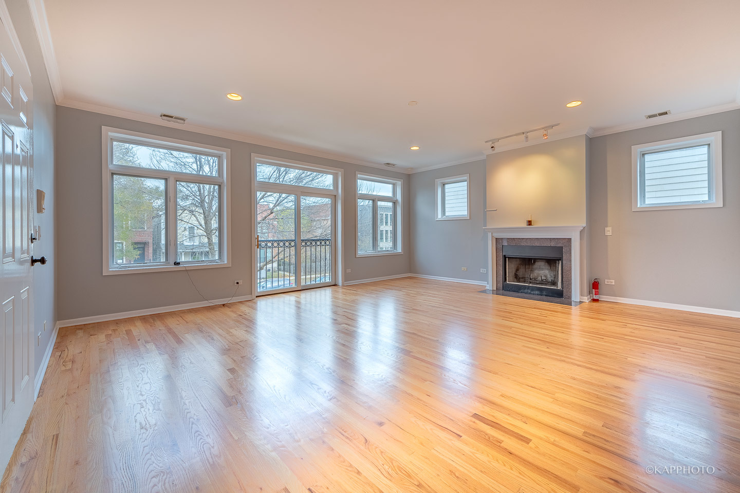 633 E Bowen Avenue Unit: 2E