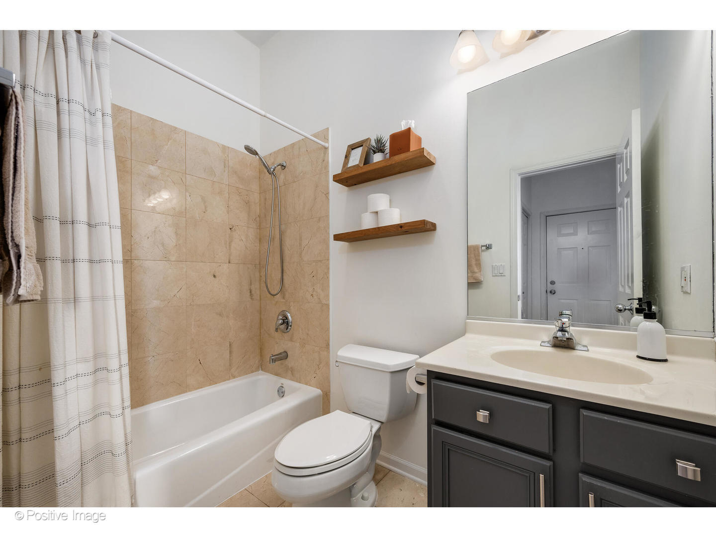 1025 W Buena Avenue Unit: 4E