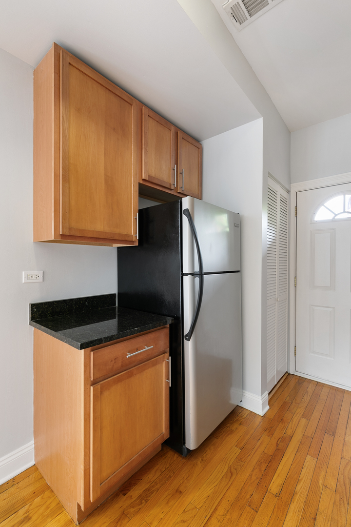 2009 W Jarvis Avenue Unit: 2