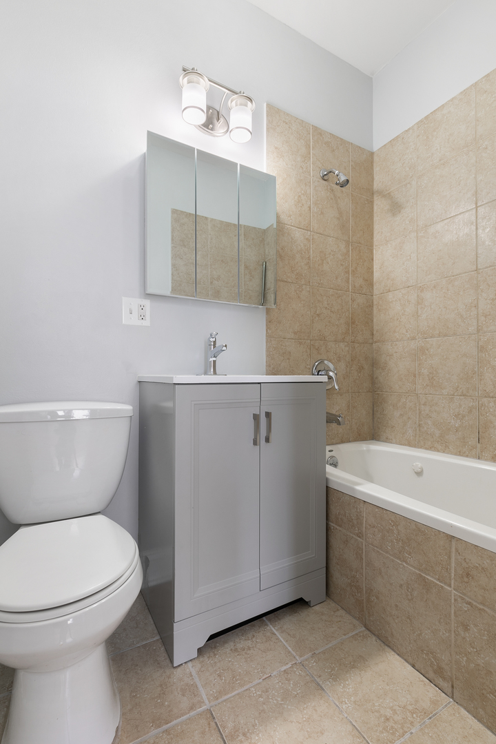 2009 W Jarvis Avenue Unit: 2