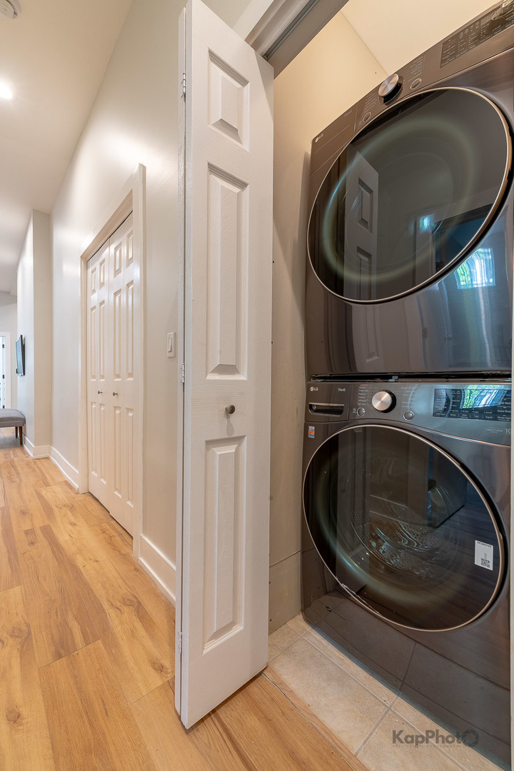 2414 W Grenshaw Street Unit: 1E