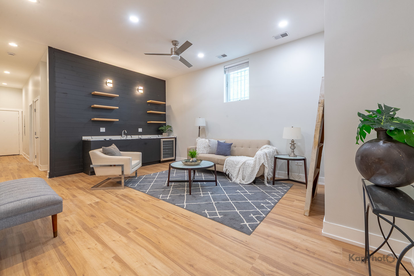 2414 W Grenshaw Street Unit: 1E