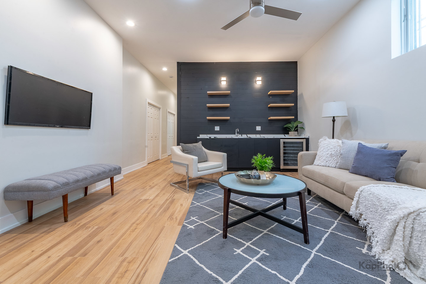 2414 W Grenshaw Street Unit: 1E