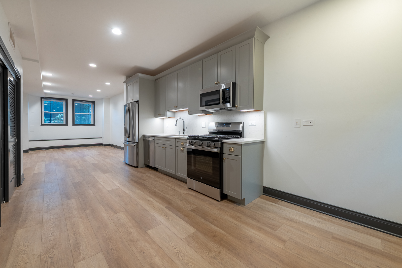 28 N Throop Street Unit: 1