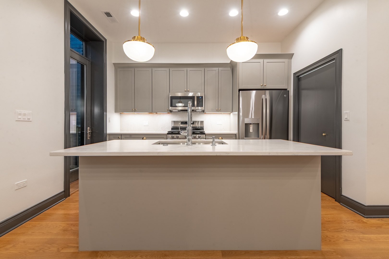 28 N Throop Street Unit: 2