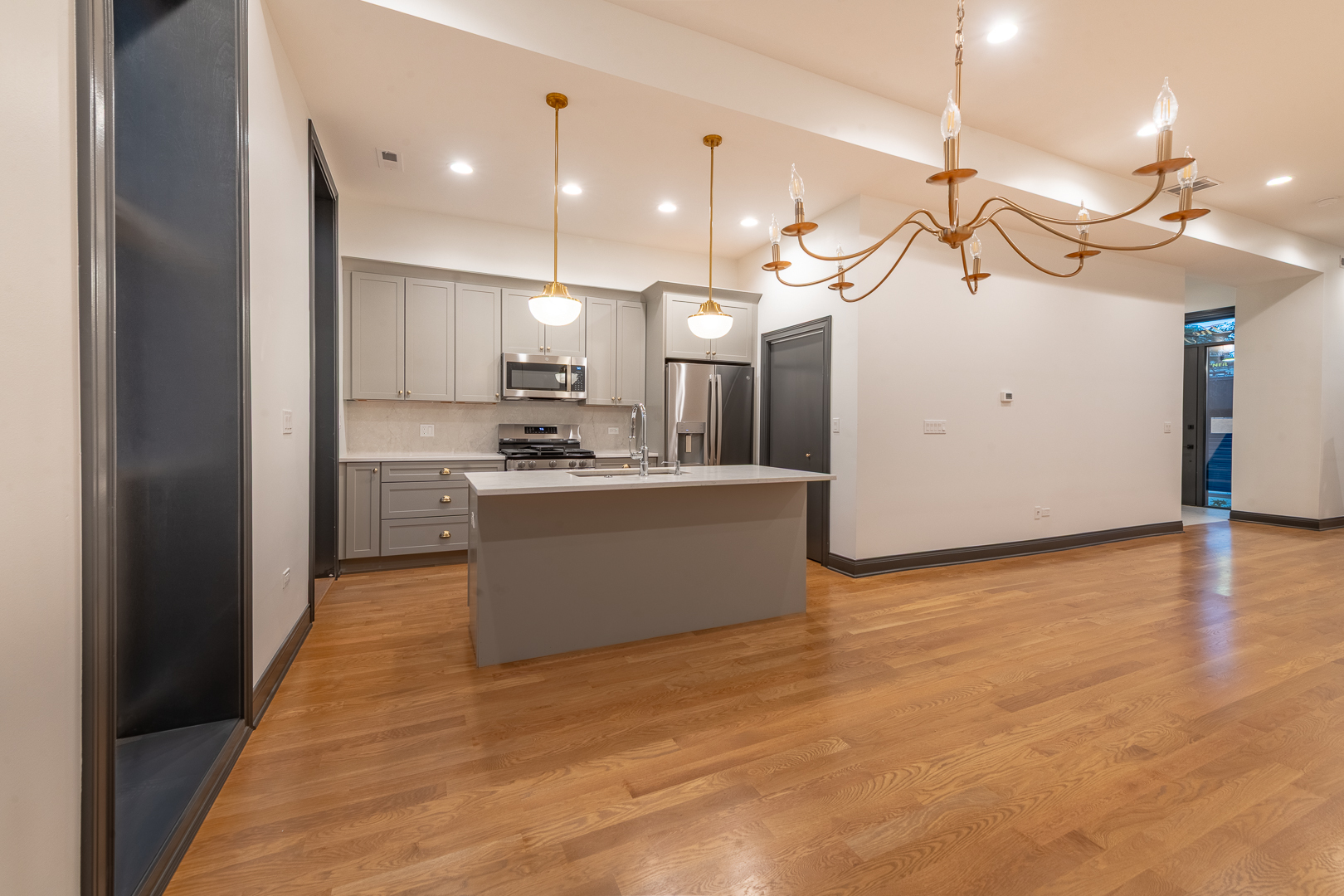 28 N Throop Street Unit: 2