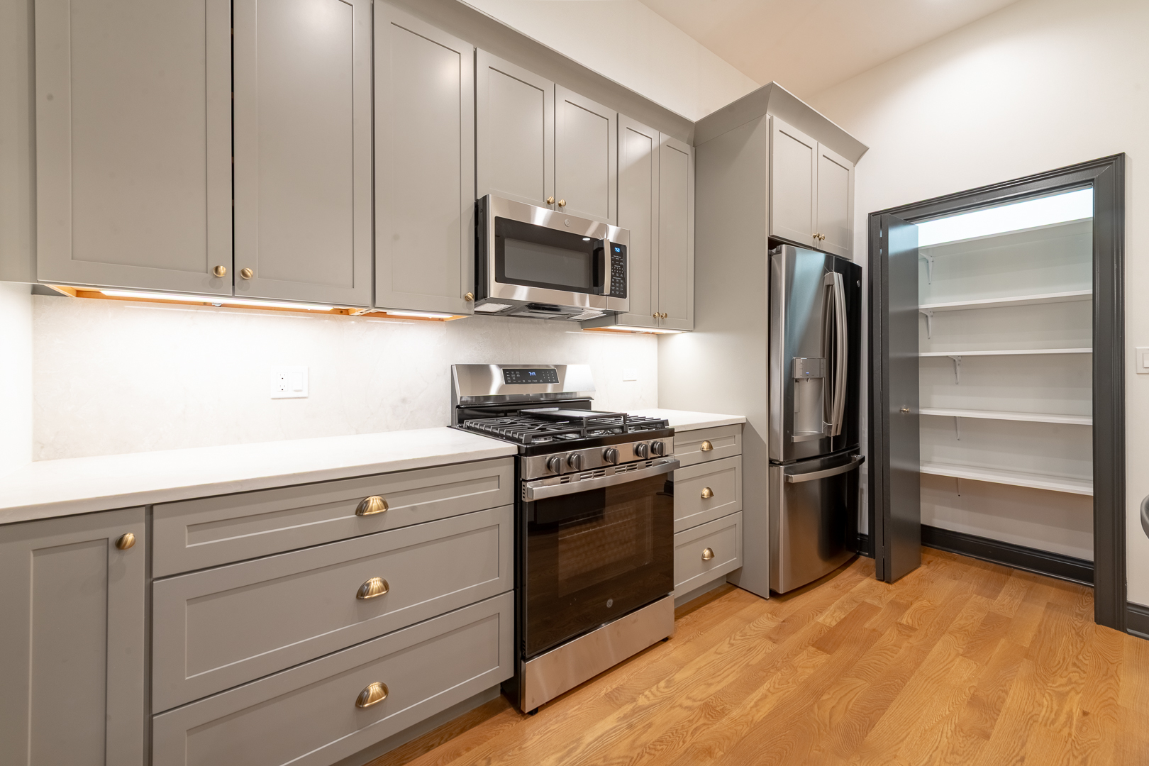 28 N Throop Street Unit: 2