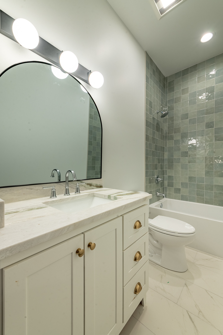 28 N Throop Street Unit: 2