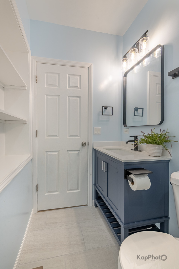 2821 S Emerald Avenue Unit: 1R